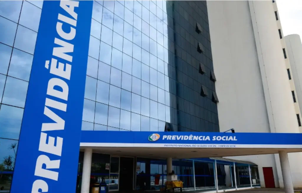 Descubra como o INSS vai reembolsar aposentados e pensionistas pelos descontos indevidos em abril e fique atento a golpes relacionados ao ressarcimento.