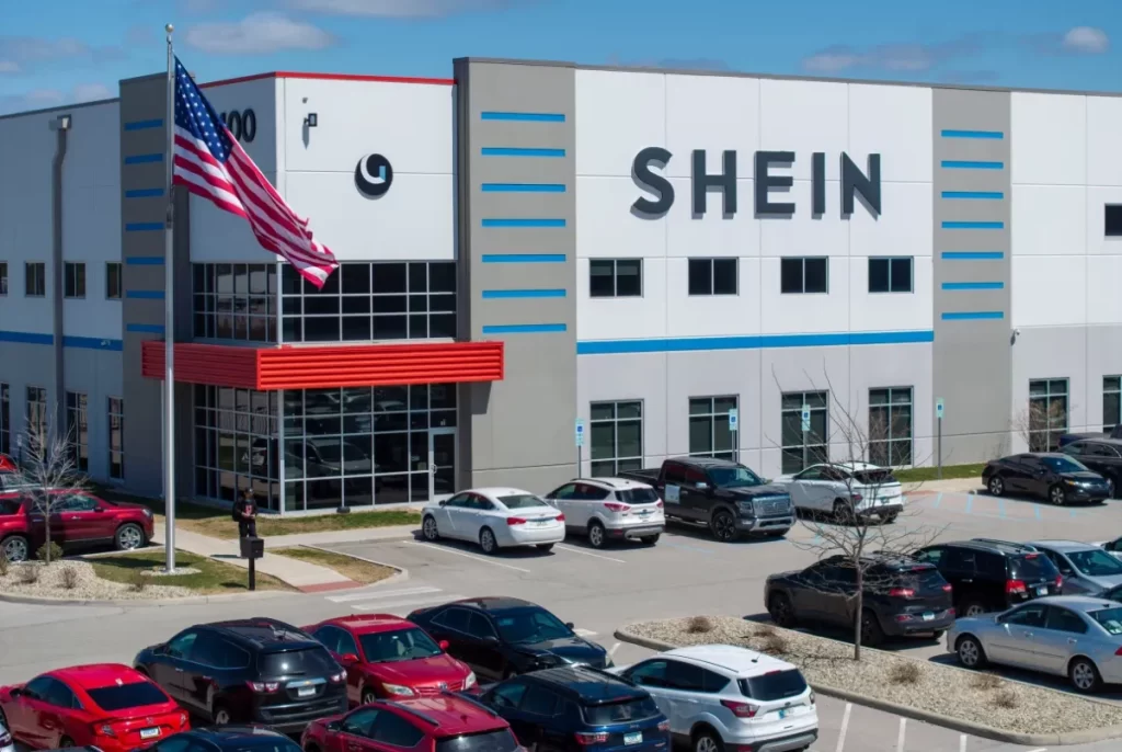 Descubra como as novas tarifas nos EUA impactaram os preços da Shein, com aumentos de até 377% em produtos de diversas categorias.