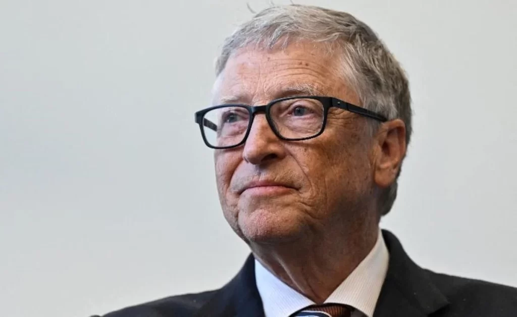 Bill Gates vai doar fortuna e critica Musk por cortar ajuda global