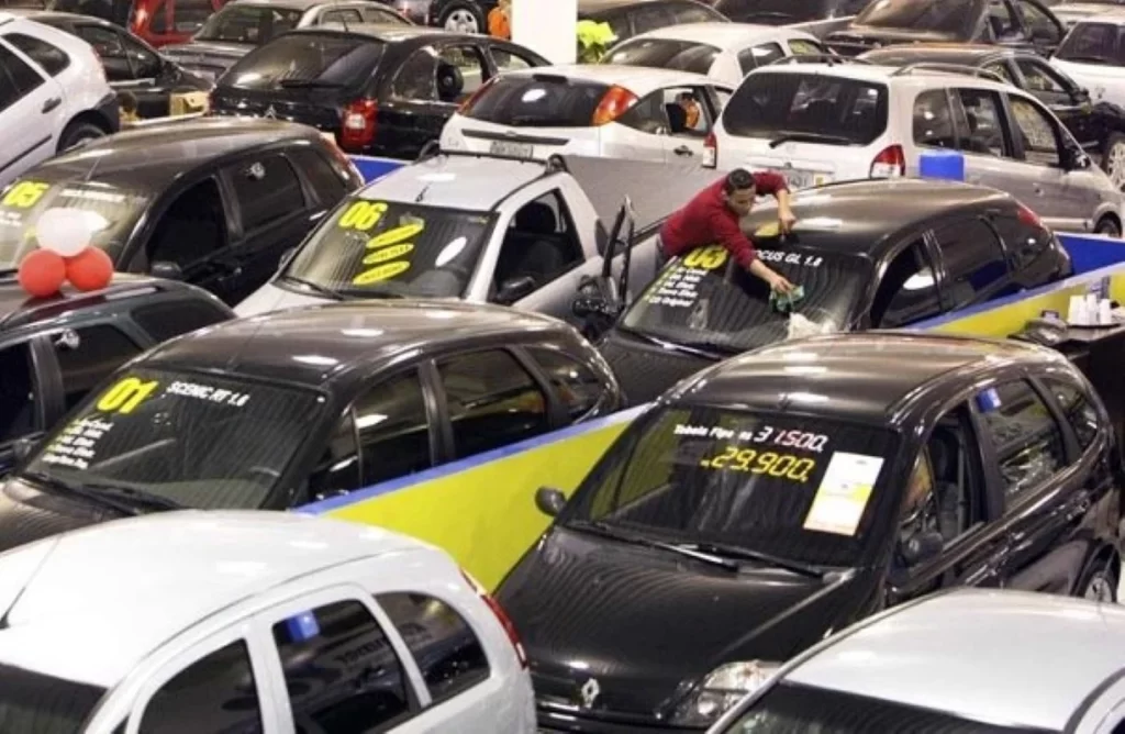 Com os preços dos carros novos nas alturas, o carro usado virou a escolha do brasileiro. Veja por que os seminovos dominam em 2025.