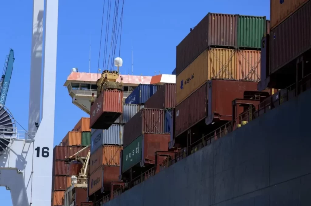 Exportações da China disparam com corrida global contra tarifas
