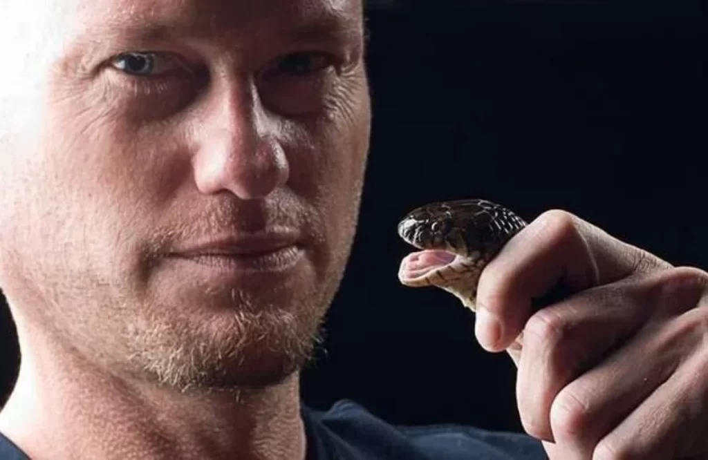 Homem imune a veneno de cobra ajuda a criar novo antídoto