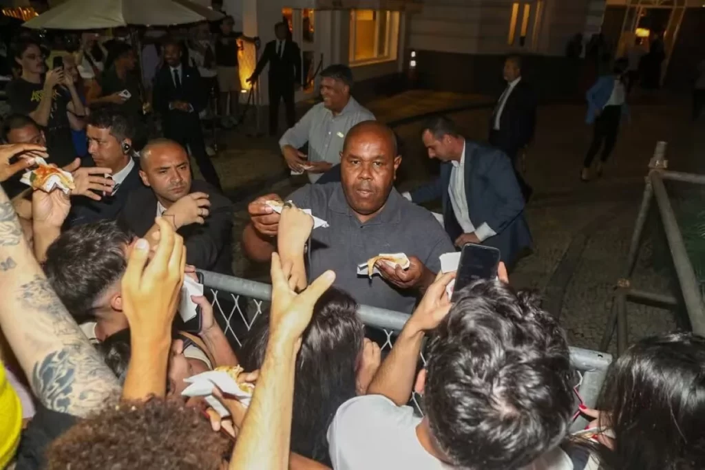 Lady Gaga distribui pizzas para fãs no Rio antes de show gratuito em Copacabana; saiba os detalhes e veja como foi o gesto que emocionou admiradores.