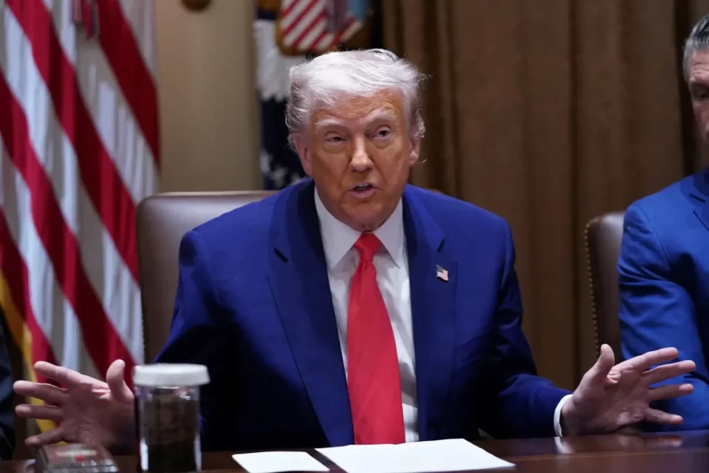 Em meio a incertezas políticas, os mercados enfrentam turbulência nos primeiros 100 dias de Trump. Investidores repensam exposição ao dólar e ativos dos EUA.