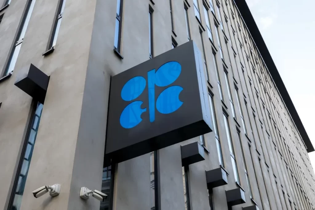 A OPEP+ anuncia aumento de 411.000 barris diários na produção de petróleo para junho, buscando estabilizar o mercado. Confira os detalhes e perspectivas.