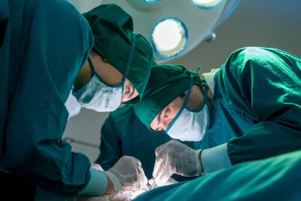 Pesquisa revela que planos de saúde realizam mais cirurgias que o SUS. Descubra os dados por três procedimentos principais e as disparidades no setor.