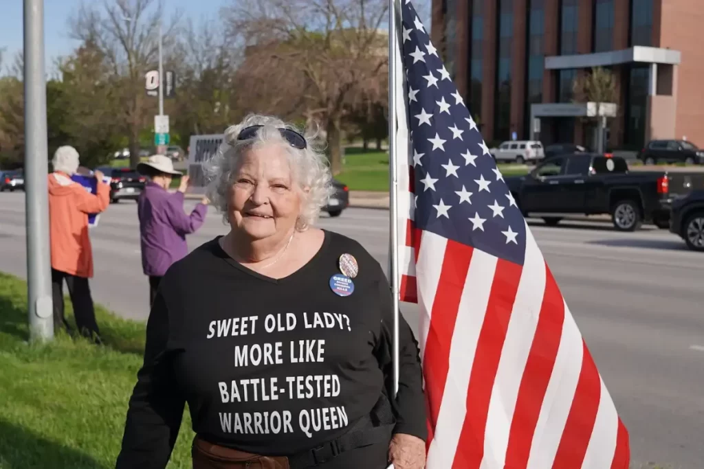 Manifestações contra políticas de Trump tomam os EUA no 1º de Maio e chegam a Omaha, onde investidores se reúnem para o evento da Berkshire Hathaway.