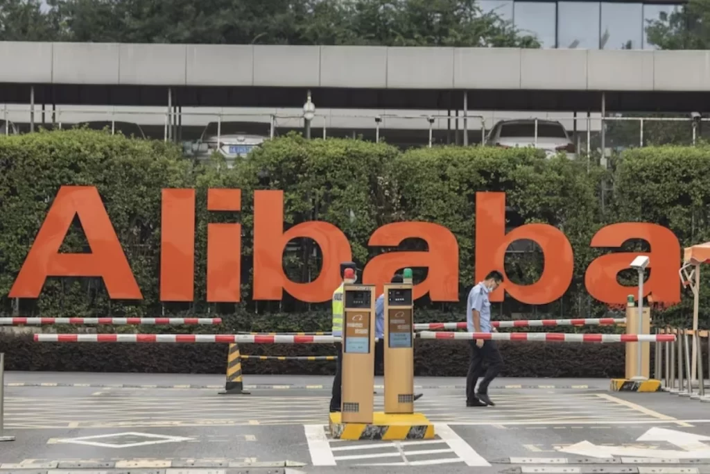 Deputados e senadores dos EUA cobram da SEC a deslistagem de empresas chinesas como Alibaba, citando riscos à segurança nacional e vínculos militares.